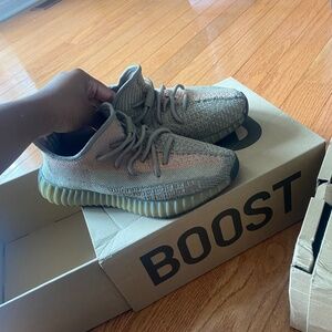 Yeezy 350 v2 sand taupe